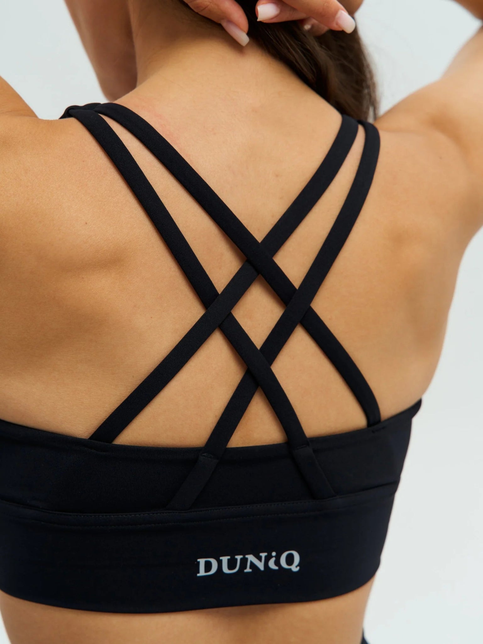 DUNIQ CROSS BACK SPORTS BRA - BLACK - SQOON