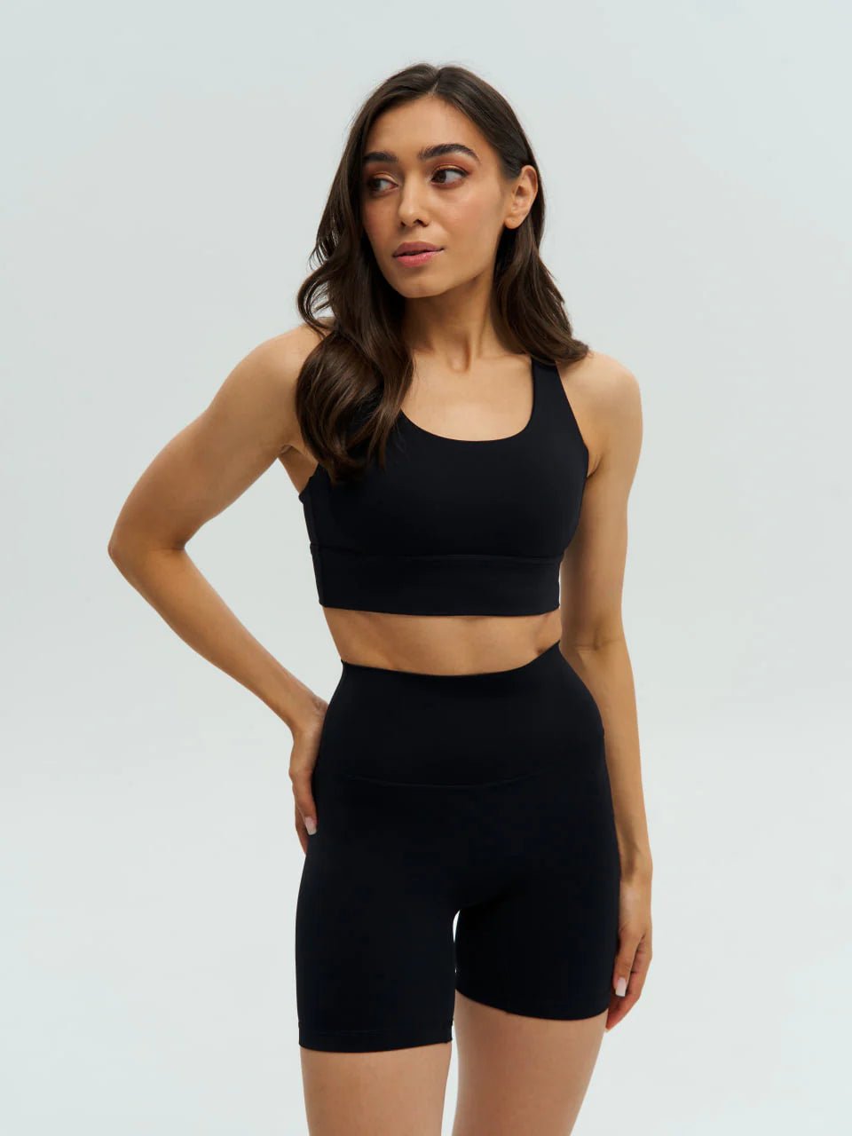 DUNIQ CROSS BACK SPORTS BRA - BLACK - SQOON