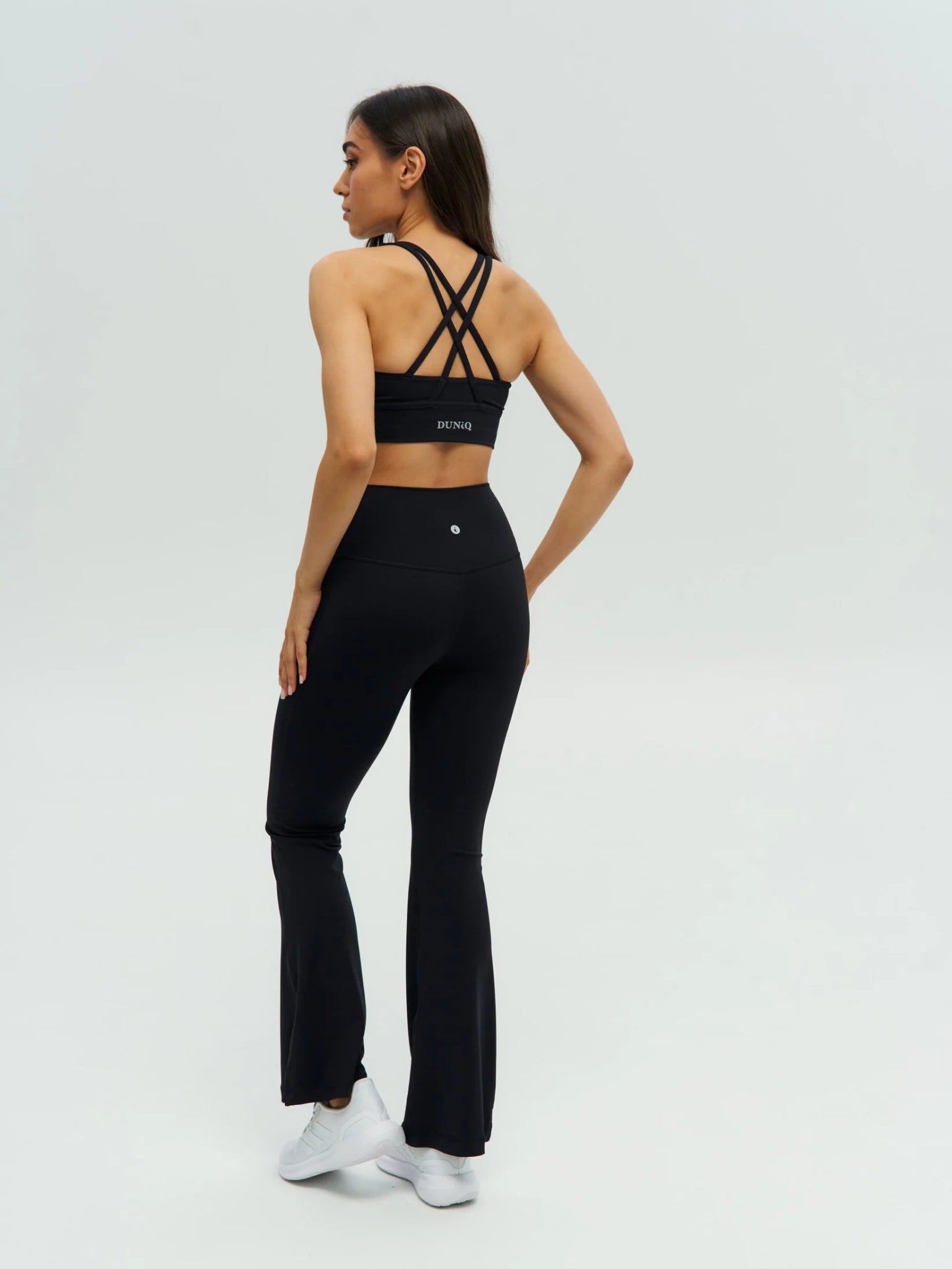 DUNIQ CROSS BACK SPORTS BRA - BLACK - SQOON