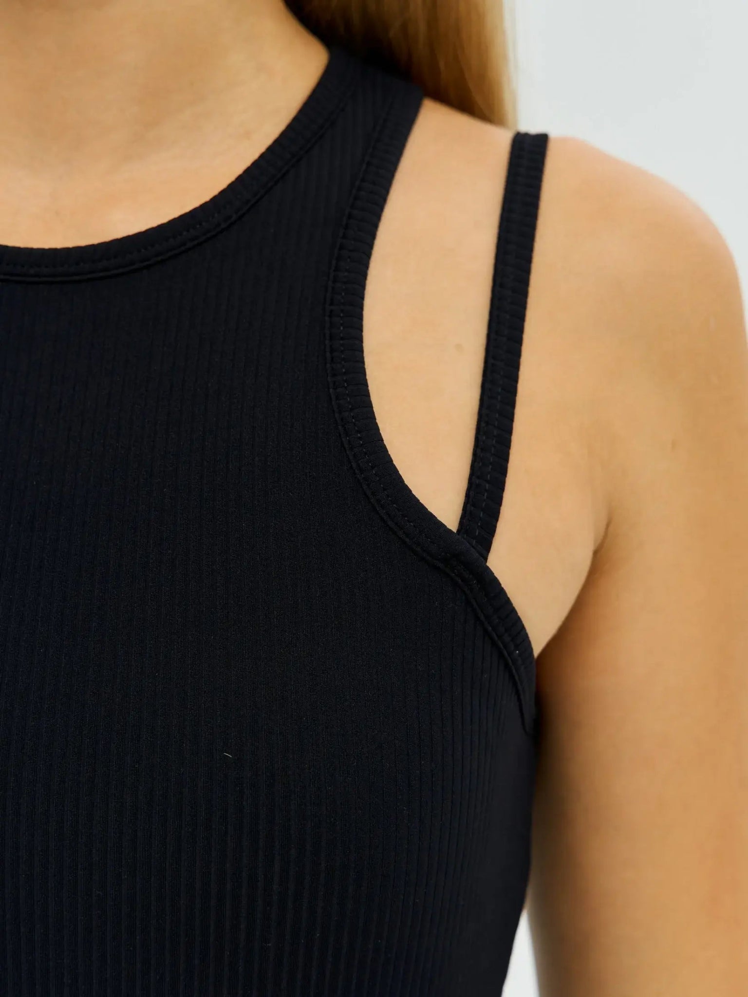 DUNIQ RIB TANK TOP - BLACK - SQOON