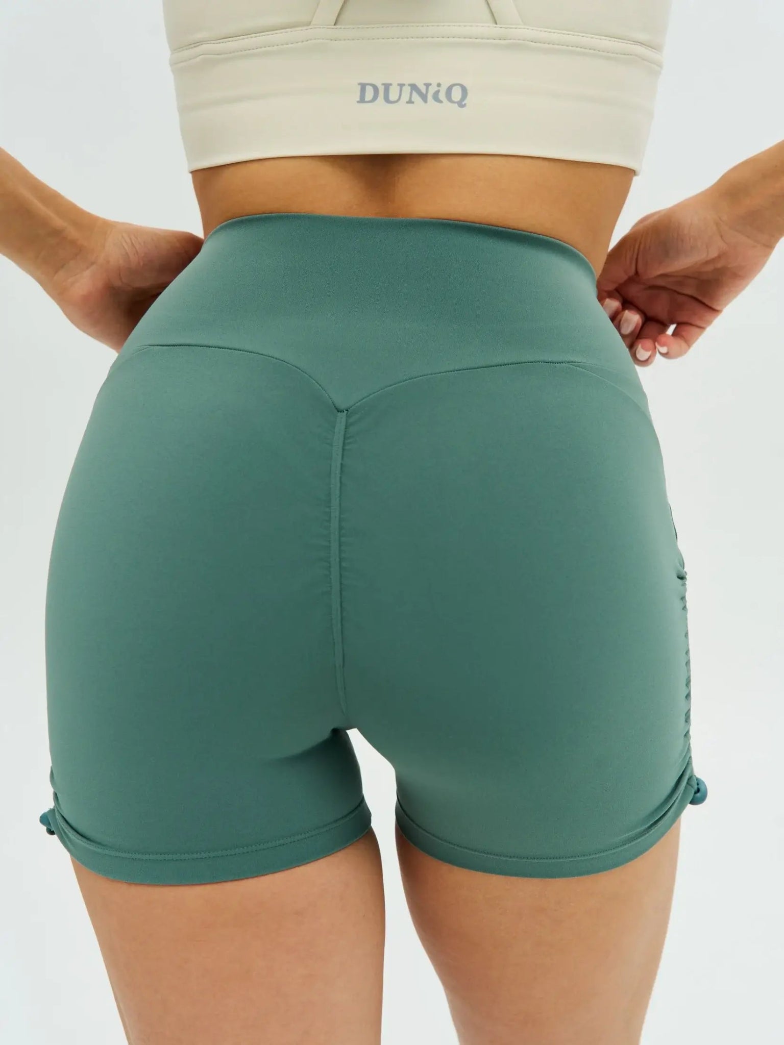 DUNIQ ULTRA CROP SHORTS - GRASS GREEN - SQOON